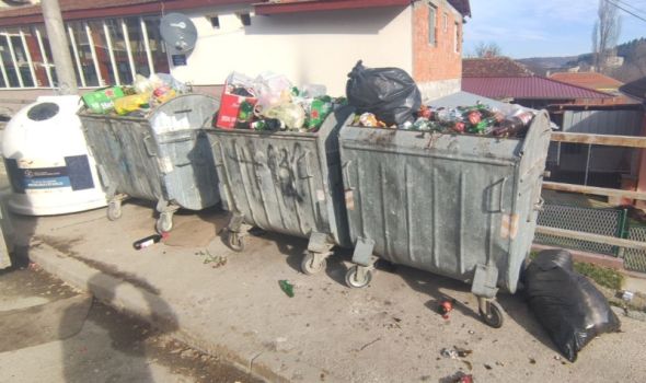 Stragarci nezadovoljni odvoženjem smeća iz sela, evo šta kažu iz JKP Šumadija