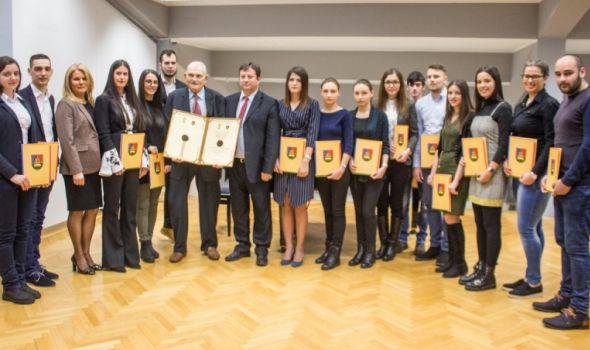 Univerzitet u Kragujevcu: Gutmanu Svetosavska nagrada za životno delo, 15 najboljih studenata dobilo stipendije