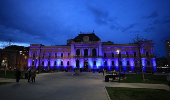 Kragujevac obeležio Svetski dan autizma: Zgrada Okružnog načelstva osvetljena plavom bojom (FOTO)