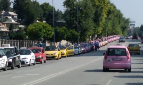 Ništa od BLOKADE GRADA: Taksisti u protestnoj vožnji, traže uklanjanje "linijaša" i poštovanje zakona (FOTO)