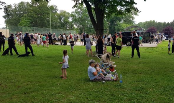 Policajci i žandarmi oduševili decu u Velikom parku (FOTO)