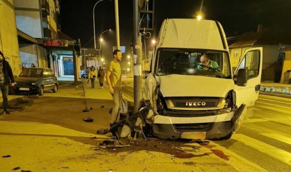Saobraćajna nezgoda u Erdogliji, kombi se "zakucao" u semafor (FOTO)
