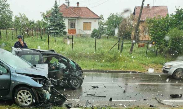 Sudar tri automobila u Desimirovcu (FOTO)