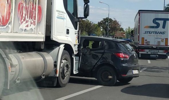 Kragujevčanka povređena u sudaru kamiona i automobila u Lepeničkom bulevaru