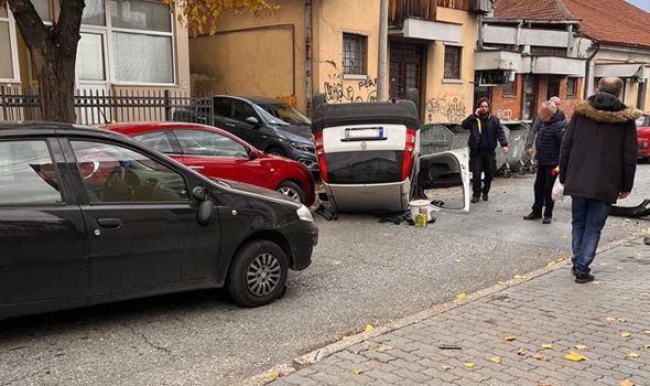 UDES u ulici Vojvode Mišića: Auto se prevrnuo na krov (FOTO)