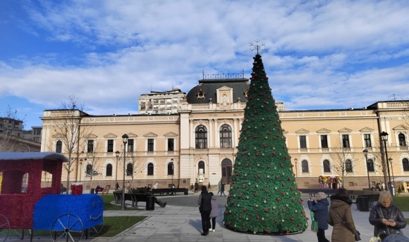 Grad nabavlja NOVOGODIŠNJU DEKORACIJU, čarolija stiže na Trg Radomira Putnika
