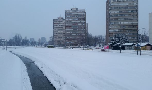 Kragujevac i dalje pod snegom, glavne saobraćajnice prohodne (FOTO)