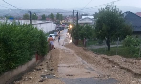 Kragujevčani očajni: Nemoćno gledaju kako im ulice i predizborni asfalt odoše niz vodu (FOTO)