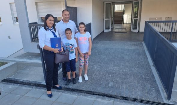 Uručeni ključevi novoizgrađenih stanova pripadnicima snaga bezbednosti, među njima i porodici Radičević (FOTO)