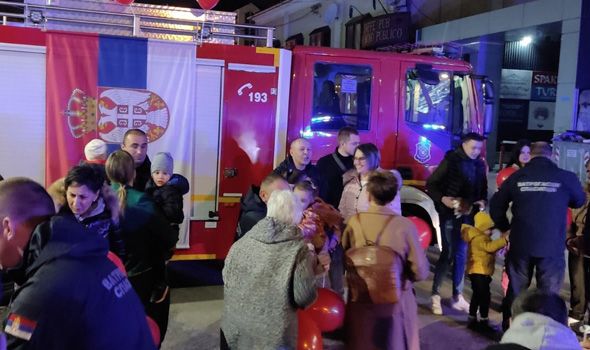 HEROJI se iz Turske vratili u Kragujevac: Vatrogasce-spasioce dočekale porodice i kolege (FOTO)