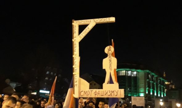 Privođenje zbog nošenja VEŠALA na protestu "1 od 5 miliona", javnost podeljena oko njihove simbolike