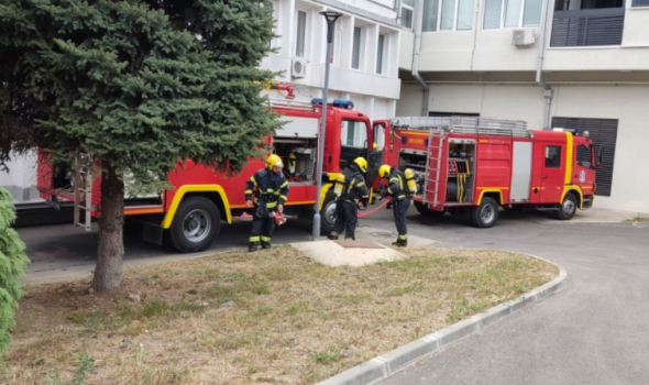 Održana taktičko-pokazna vežba kragujevačkih vatrogasaca spasilaca u "Energetici" (FOTO)
