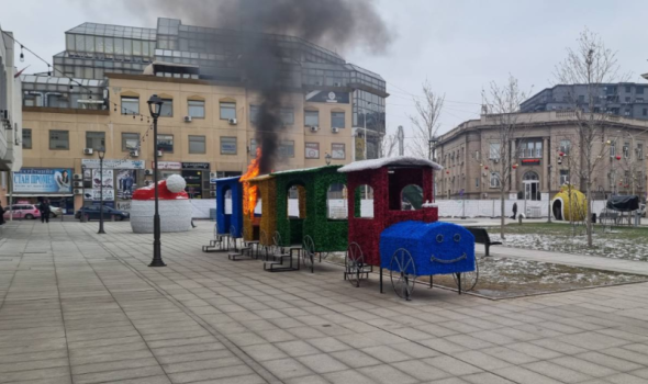 Zapaljen vozić na Trgu! (FOTO)