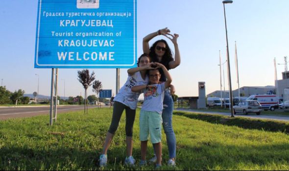 Vranješevići se vratili u Kragujevac: Teodora pobedila opaku bolest! (FOTO)