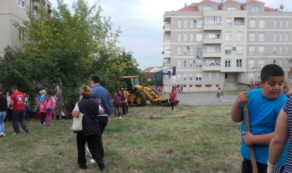Kao nekada: Radnom akcijom uređeno dvorište škole "Vukašin Marković"