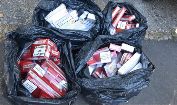 Zaplenjeno 2.120 paklica cigareta skrivenih u automobilu