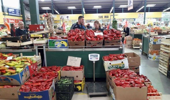 Kragujevčani ne žale pare za zimnicu: Cene povrća svima odgovaraju, ajvar na veliko