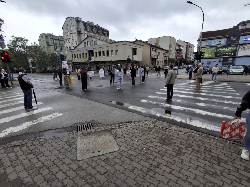 Uprkos kiši, Kragujevčani na raskrsnici kod "Uzora" i danas odali poštu nastradalima u Novom Sadu (FOTO)