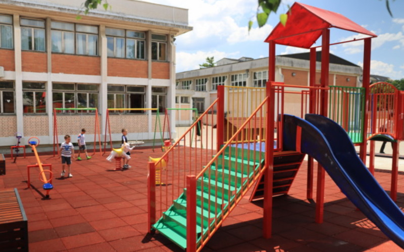 Igralište za decu izgrađeno u dvorištu škole “21. oktobar” (FOTO)
