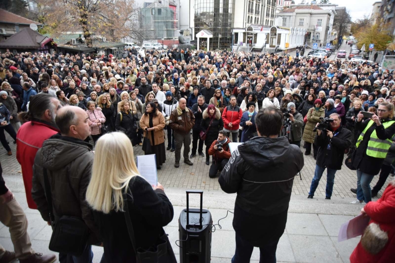 Protest “Stop nasilju u školama” na Đačkom trgu: Prosvetari traže status SLUŽBENOG LICA (FOTO)