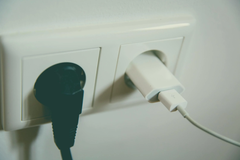 Električar za InfoKG: Svi misle da je bezopasno, ali nikada ne ostavljajte punjač u utičnici!