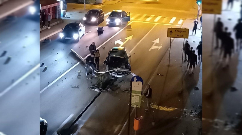 Težak udes na Bubnju: Maloletnik autom otkinuo banderu, tri osobe prebačene u UKC