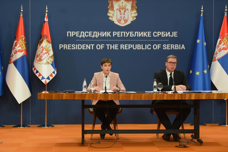 Vučić najavio povećanje penzija i plata zaposlenima u prosveti i zdravstvu